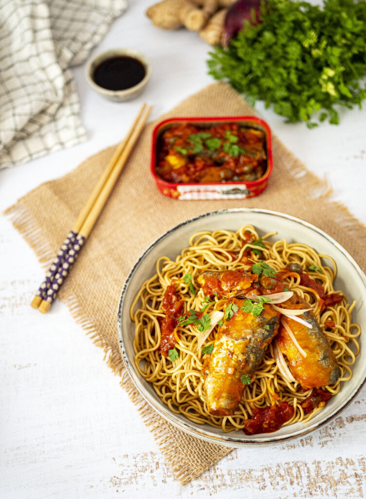 Photographie culinaire linguine, tomates et sardines